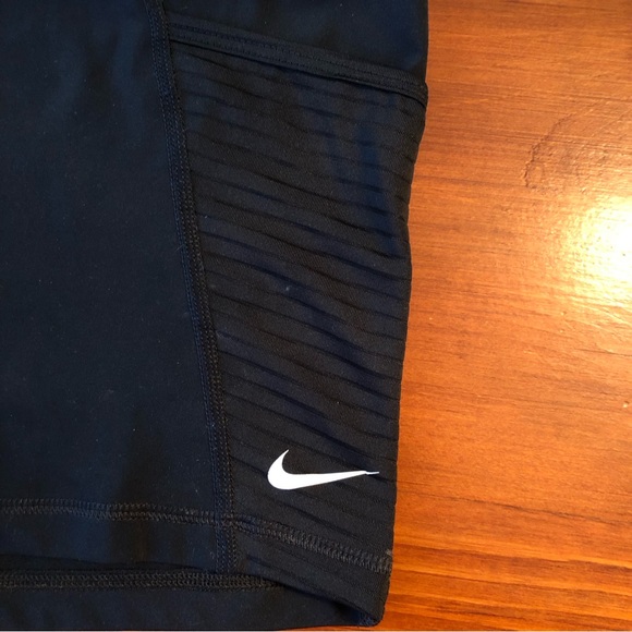Nike Pro Women's 3" High-Waisted Training Shorts with Pockets - Picture 2 of 5